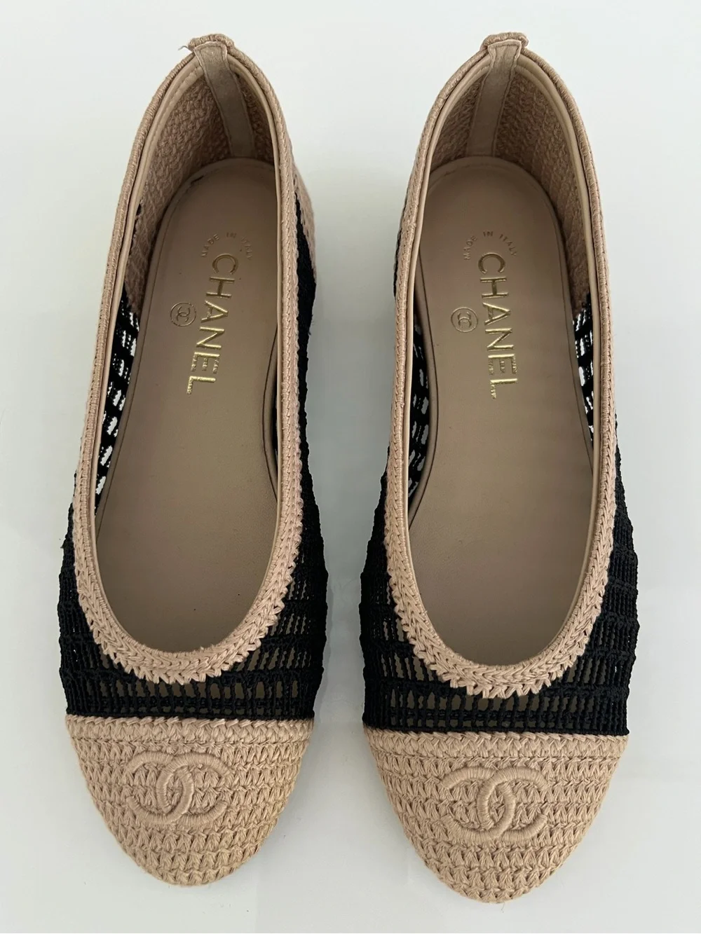 CHANEL 25P CC BLACK AND BEIGE RAFFIA BALLET SHOES SIZE IT 38 / US 8 NEW IN BOX!